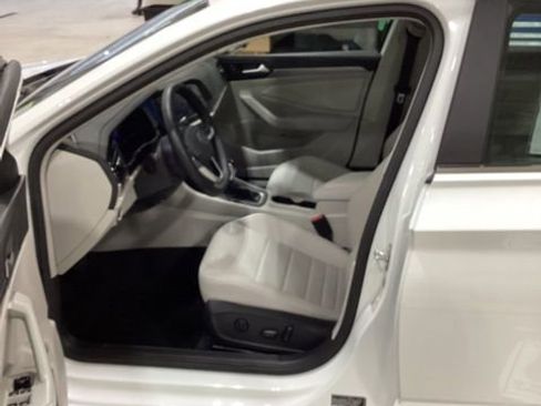 Used 2024 Volkswagen Jetta SE w/ Black Wheel Package image 10