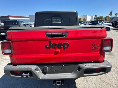 Used 2022 Jeep Gladiator Sport AWD/4WD image 6