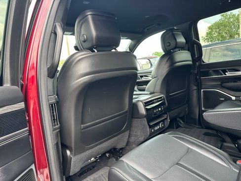 Used 2024 Jeep Wagoneer Series II AWD/4WD image 19