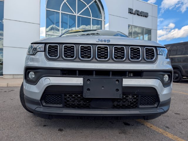 Used 2024 Jeep Compass Latitude AWD/4WD image 2
