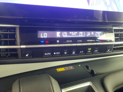Used 2025 Toyota Sienna XLE w/ XLE Plus Package FWD image 19