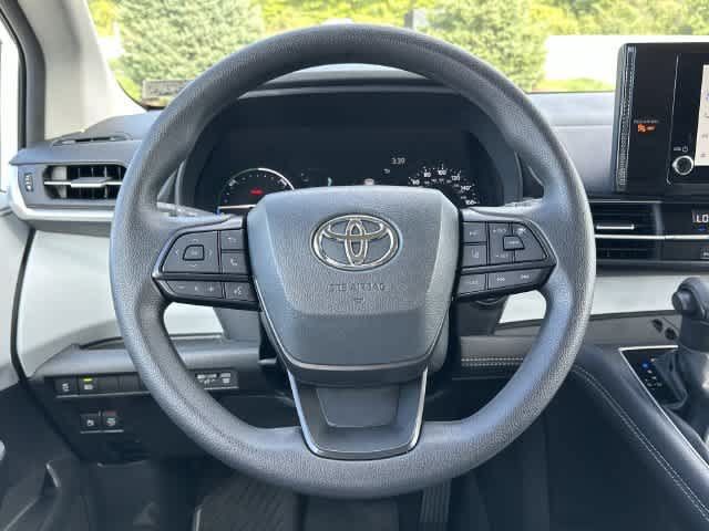 Used 2026 Toyota Sienna LE AWD/4WD image 7