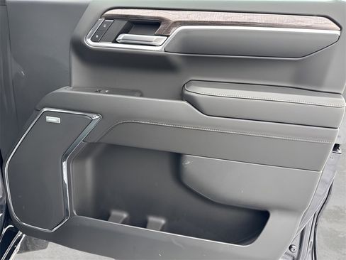 Used 2024 Chevrolet Silverado 1500 LTZ image 9