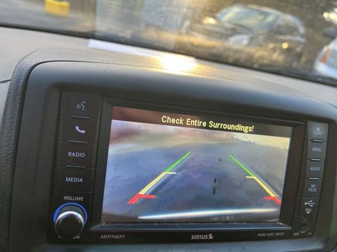 Used 2014 Chrysler Town & Country Touring-L image 15