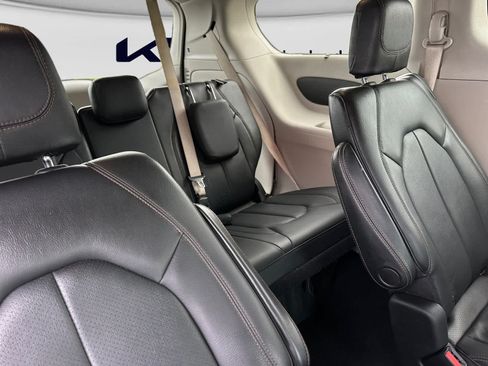 Used 2020 Chrysler Pacifica Touring-L FWD image 18