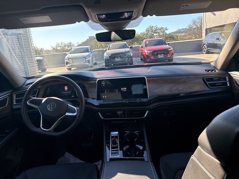 Used 2024 Volkswagen Atlas SE image 18