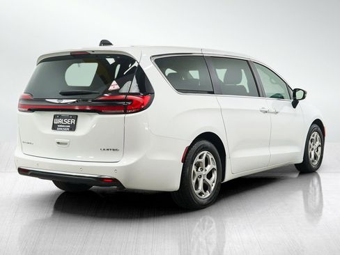 Used 2024 Chrysler Pacifica Limited FWD image 5
