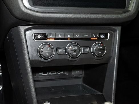 Used 2020 Volkswagen Tiguan SE w/ Panoramic Sunroof Package AWD/4WD image 17