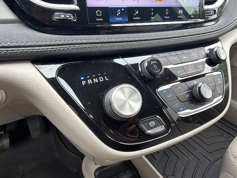 Used 2021 Chrysler Pacifica Touring-L w/ Uconnect Theater Family Group image 31