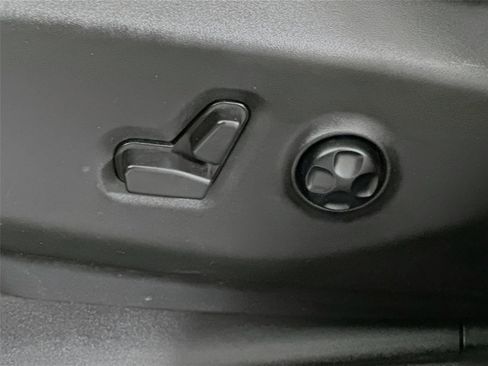 Used 2025 Chrysler Pacifica Select image 19