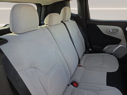 Used 2019 Jeep Renegade Latitude FWD image 9
