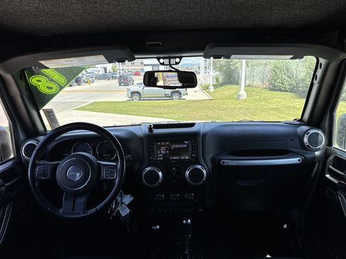 Used 2018 Jeep Wrangler Unlimited Rubicon w/ Connectivity Group AWD/4WD image 18
