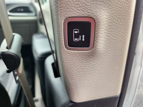 Used 2023 Chrysler Pacifica Touring-L FWD image 57