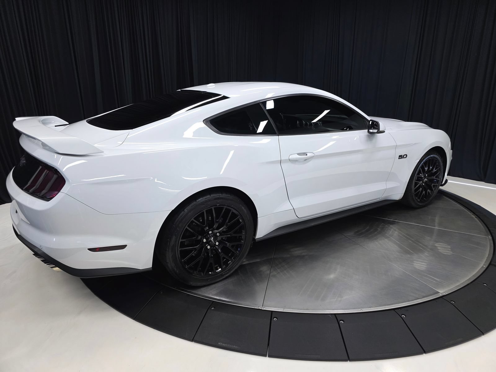 Used 2018 Ford Mustang GT Premium w/ GT Performance Package RWD image 14