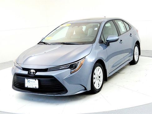 Used 2023 Toyota Corolla LE image 2
