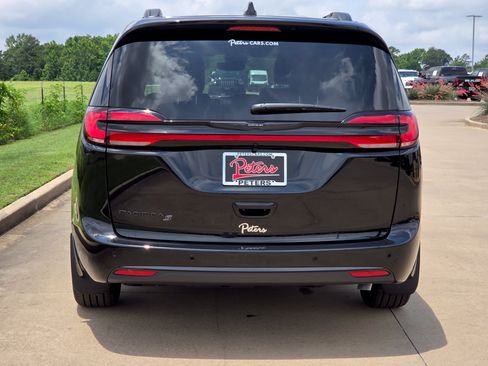 New 2026 Chrysler Pacifica Select w/ S Appearance Package FWD image 4