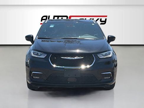 Used 2025 Chrysler Pacifica Select FWD image 2