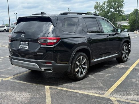 Used 2025 Honda Pilot Touring image 3