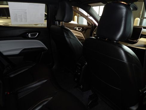 Used 2024 Jeep Compass Limited image 16