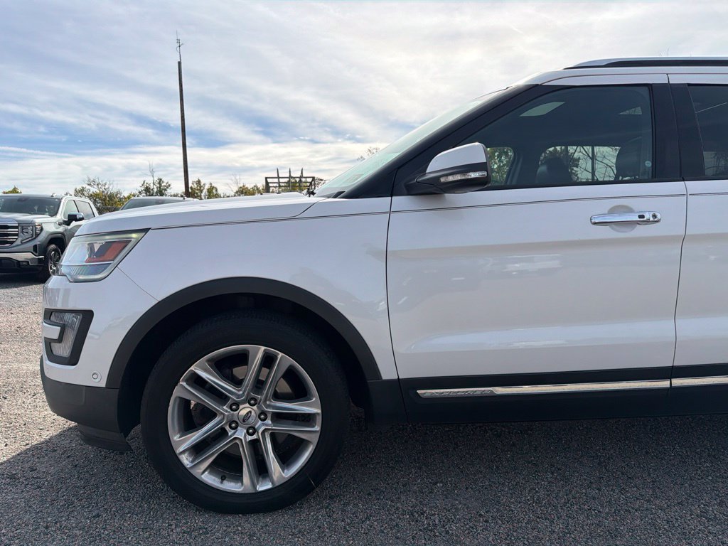 Used 2017 Ford Explorer Limited w/ Equipment Group 301A AWD/4WD image 4