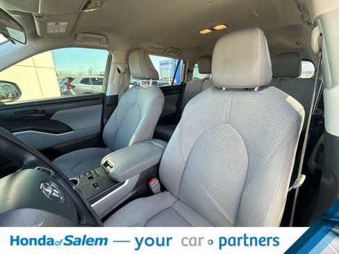 Used 2023 Toyota Highlander L image 11