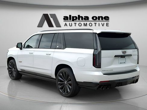Used 2025 Cadillac Escalade ESV V AWD/4WD image 13