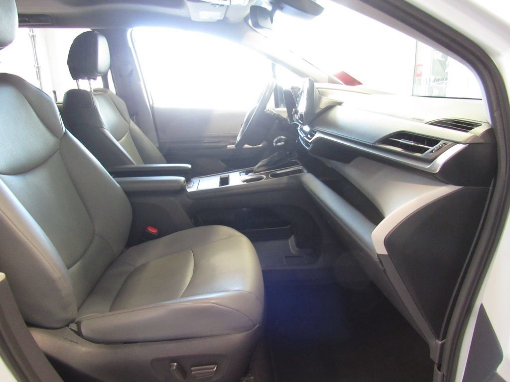 Certified 2024 Toyota Sienna XLE FWD image 19
