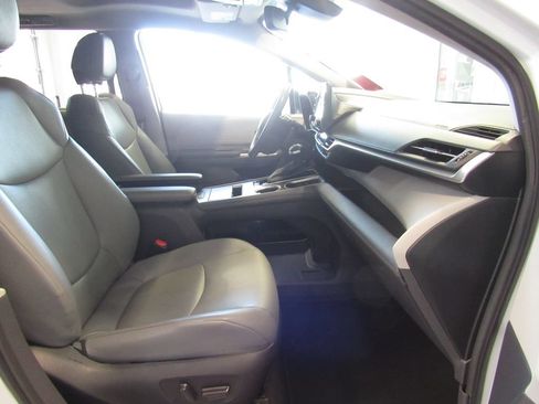 Used 2024 Toyota Sienna XLE FWD image 19