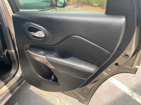 Used 2019 Jeep Cherokee Latitude Plus AWD/4WD image 36
