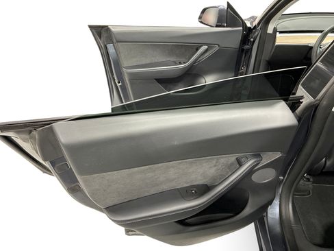 Certified 2021 Tesla Model Y Long Range AWD/4WD image 9