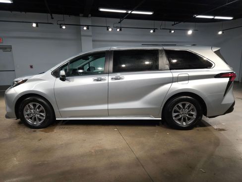Used 2022 Toyota Sienna XLE image 4