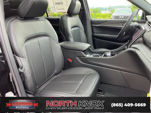 New 2025 Jeep Grand Cherokee L Limited w/ Luxury Tech Group II image 32