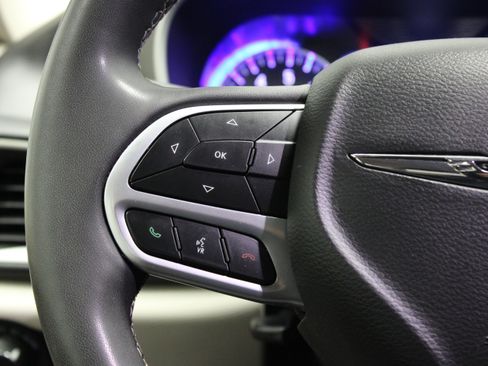 Used 2022 Chrysler Pacifica Touring-L FWD image 22