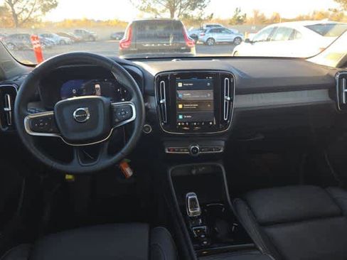 Used 2025 Volvo XC40 B5 Plus image 3