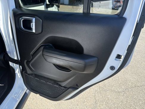 Used 2022 Jeep Gladiator Sport AWD/4WD image 15