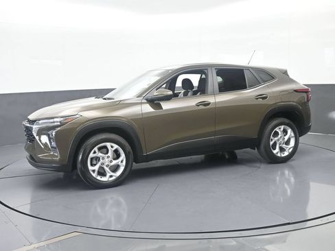 Used 2024 Chevrolet Trax LS w/ LS Convenience Package FWD image 2