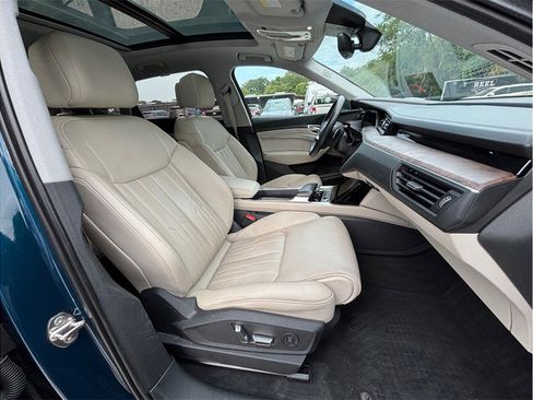 Used 2019 Audi e-tron Prestige w/ Prestige Package AWD/4WD image 46