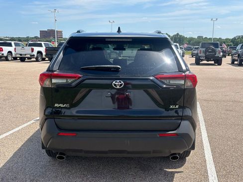 Used 2021 Toyota RAV4 XLE w/ Convenience Package FWD image 5