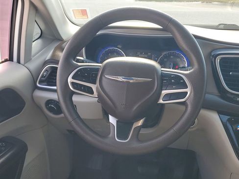 Used 2019 Chrysler Pacifica LX image 25