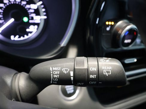 Used 2024 Toyota Highlander XLE AWD/4WD image 16