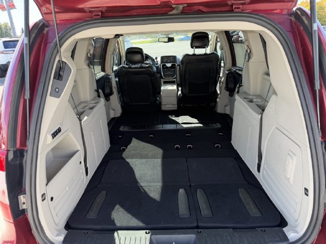 Used 2014 Chrysler Town & Country Touring-L FWD image 14
