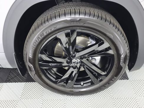 Used 2026 Volkswagen Atlas Cross Sport SEL R-Line AWD/4WD image 9