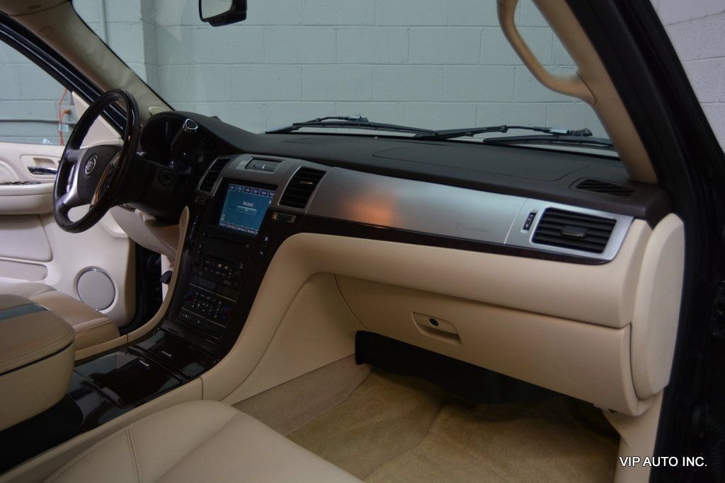 Used 2007 Cadillac Escalade AWD w/ Climate Package image 12