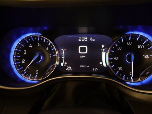 Used 2023 Chrysler Pacifica Touring-L image 17