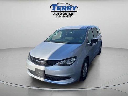 Used 2024 Chrysler Voyager LX image 4