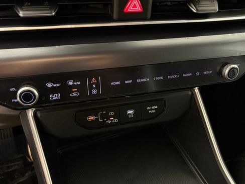 Used 2025 Kia Carnival image 29