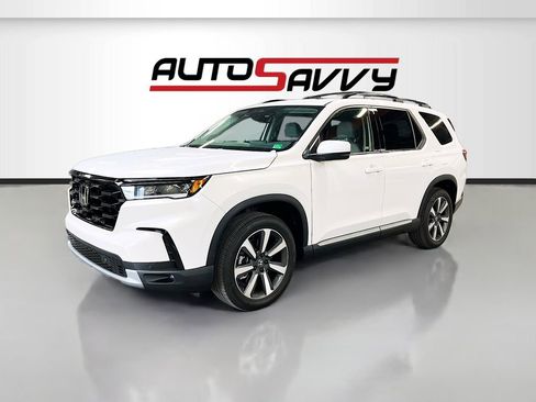 Used 2024 Honda Pilot Touring image 3
