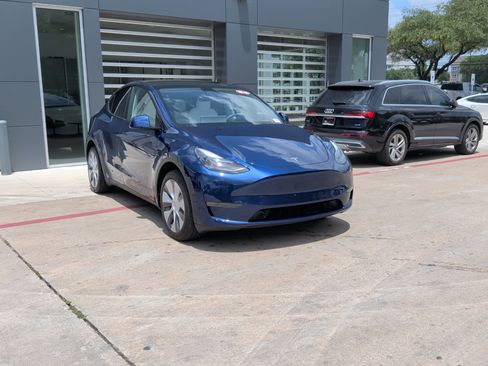 Used 2024 Tesla Model Y Long Range AWD/4WD image 2