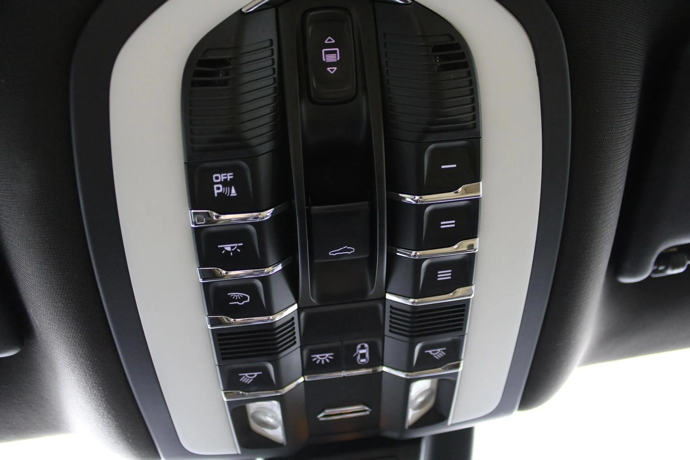Used 2018 Porsche Macan Sport Edition AWD/4WD image 25