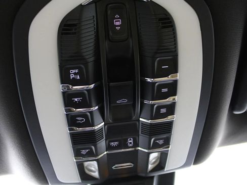 Used 2018 Porsche Macan Sport Edition AWD/4WD image 25